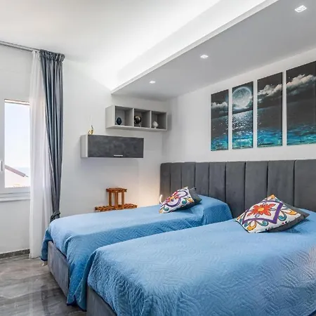 Luxury Penthouse Sea View With Terrace Апартаменти *